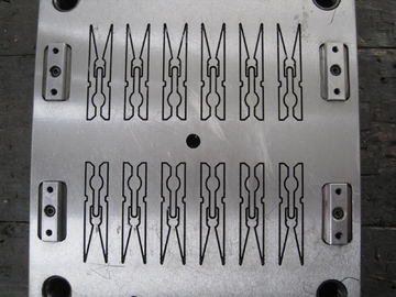 Cavidades plásticas de la máquina de moldear 16 de la inyección fría del corredor para el clip plástico